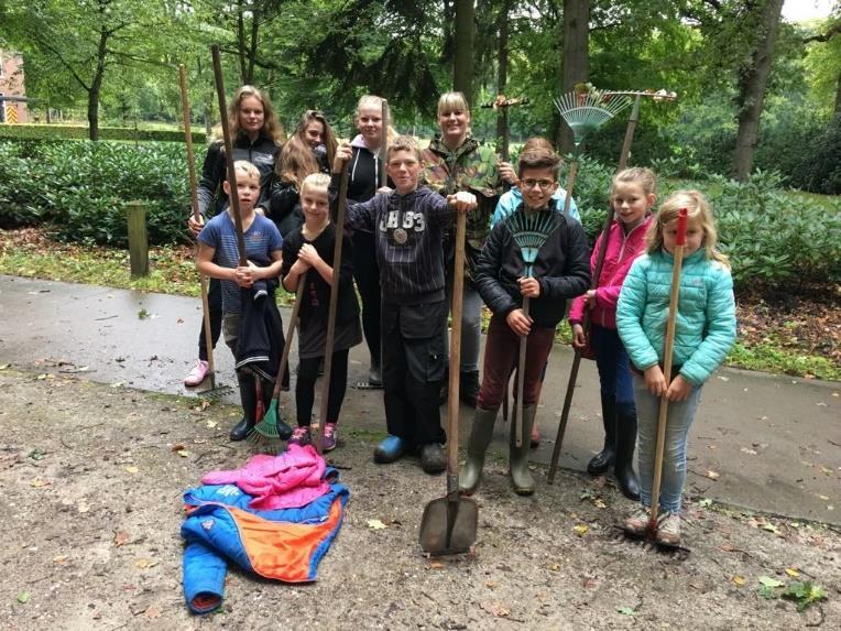 Veiligheid in de cross: Jeugdleden hebben voor veilige paden gezorgd door! Super jongelui, bedankt! TIP VAN DE STICHTING VEILIG PAARDRIJDEN.