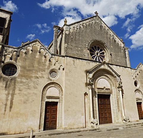 In het historische centrum, omringd door een stadsmuur met 24 torens, zijn het Palazzo Ducale uit de 17de eeuw en de barokke kerken Sant Antonio, San Domenico en de Chiesa del Carmine de grootste