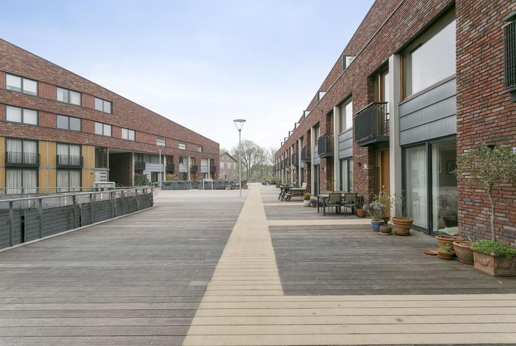 Omschrijving Op stadslandgoed Limos (Nijmegen-Oost) gelegen royale PARKHOFWONING met dakterras, inpandige garage en overdekte privé parkeerplaats.