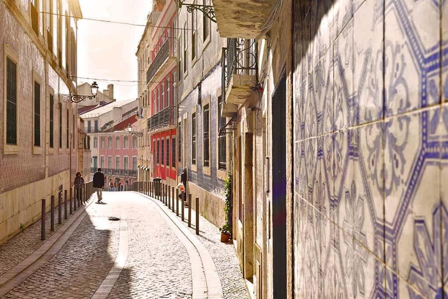 Lissabon - Alfama Net als Rome strekt Lissabon zich uit over zeven heuvelen.