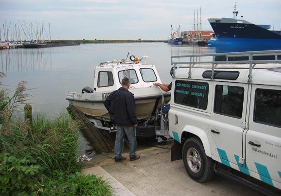 Alarmering Om zeven dagen per week, 24 uur per dag onze inzet te kunnen waarborgen heeft de Koninklijke Nederlandse Redding Maatschappij (KNRM) er voor gezorgd dat via hun man van de wacht en het