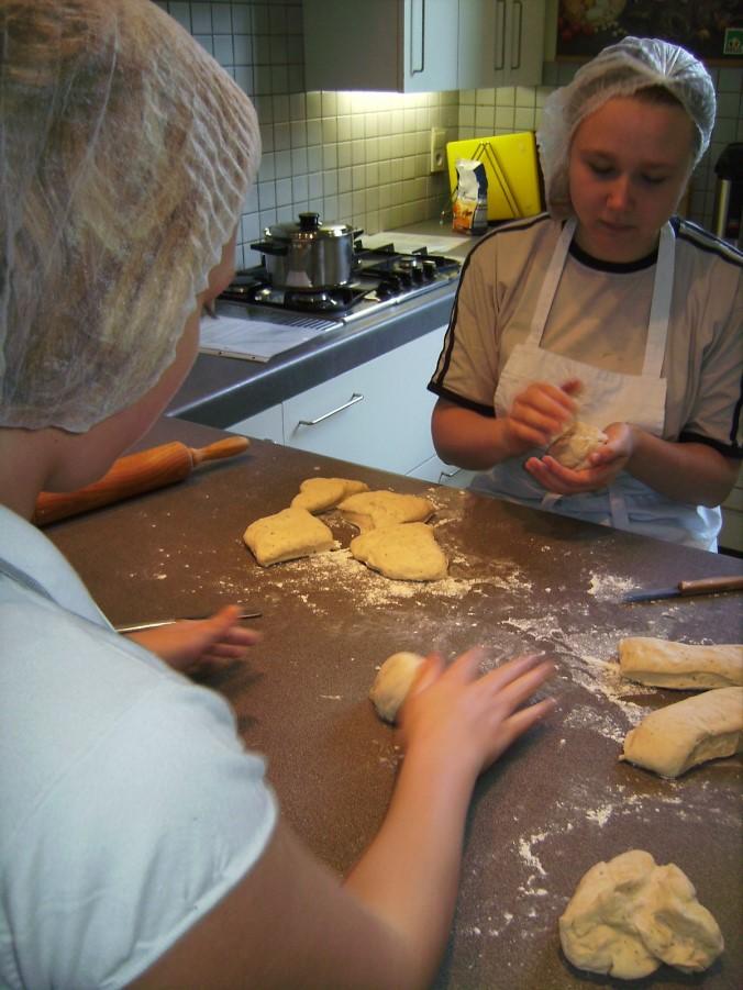 Keukenmedewerker Je voert volgens de instructies van de verantwoordelijke de voorbereidende taken uit en helpt met de vaat.