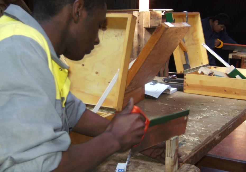Machinaal houtbewerker Je stelt vaste en handgedreven elementaire houtbewerkingsmachines in en bedient ze.