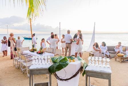 Hors d hoeuvres Voor bij een borreluurtje, een weddingtoast of een feest hebben wij ook de benodigde hapjes voor u en uw gasten: Toastje met carpaccio, truffelmayonaise en