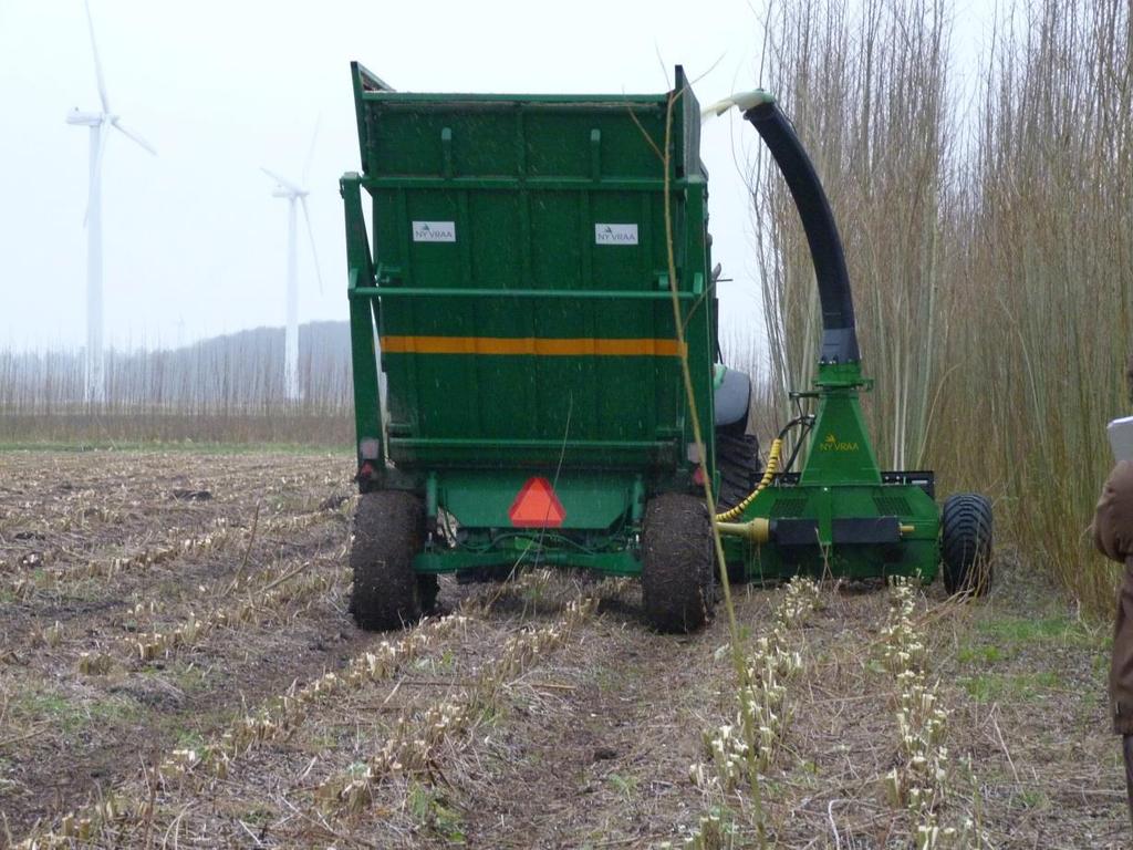 22 Figuur 2.6 De oogst van wilgenplantages vindt plaats met machines die de wilgenscheuten in een werkgang afzetten en verkleinen tot chips.