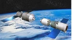 Juni China, raket staat klaar Op de lanceerbasis Jiuquan is de raket met de Chinese ruimtecapsule Shenzhou-10 naar het lanceerplatform gereden voor een nieuwe ruimtemissie.