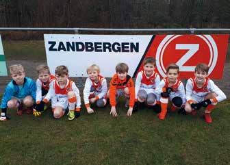 wit-oranje-wit shirt, witte broek en oranje kousen oprichtingsjaar