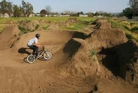 Dirt Dit zijn aarde parcours die aangelegd worden met de bedoeling zo lang mogelijk in de