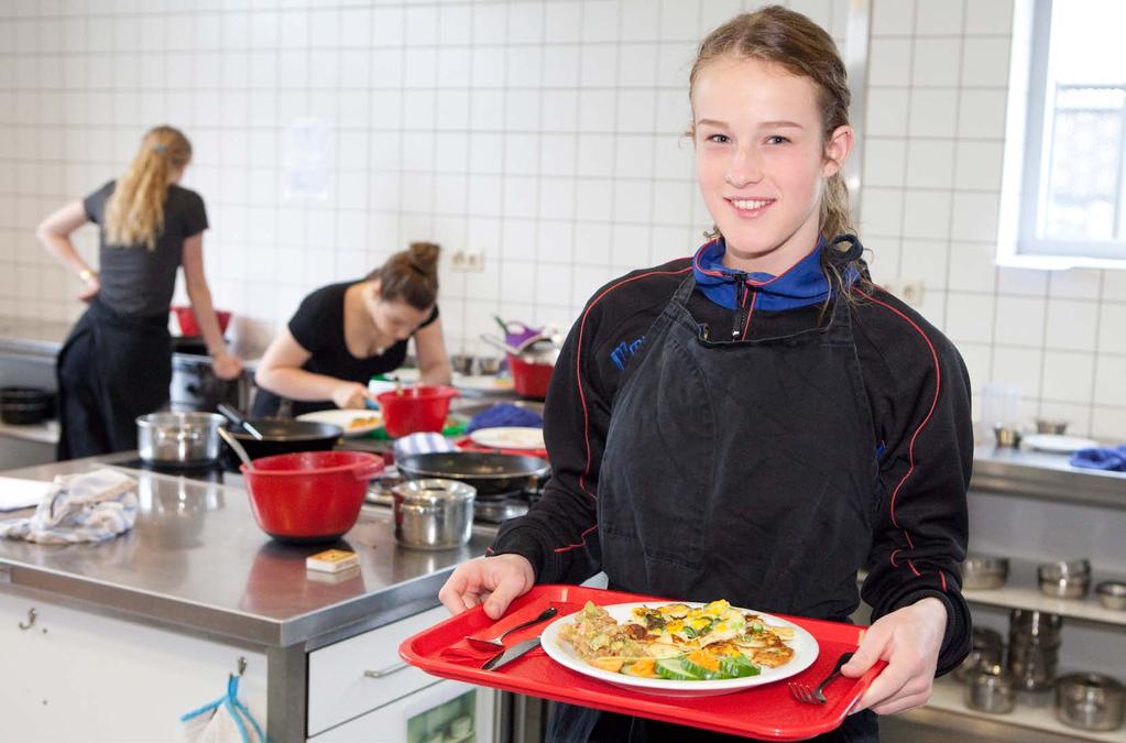 Keuken Veel jongeren brengen hun vrije tijd door in lunchrooms en cafés (horeca) en hebben een (bij)baantje in de horeca. Sommigen willen hier later ook hun beroep van maken.