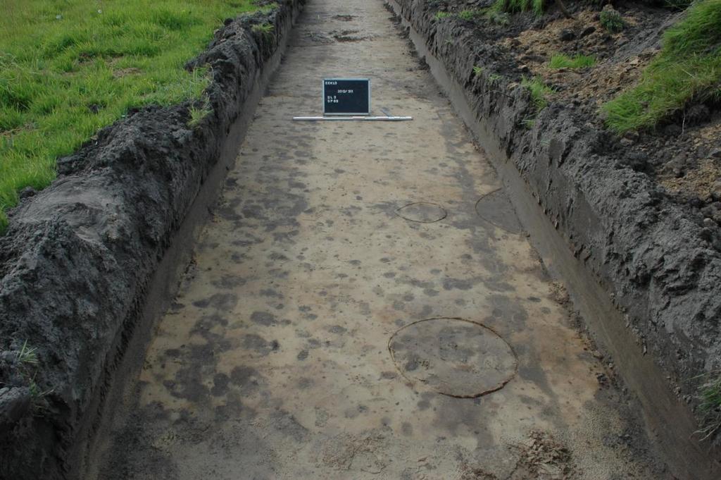 Het archeologisch vooronderzoek aan de uidmoerstraat te Eeklo Fig. 12: Spoor 89, spitsporen in sleuf 3.