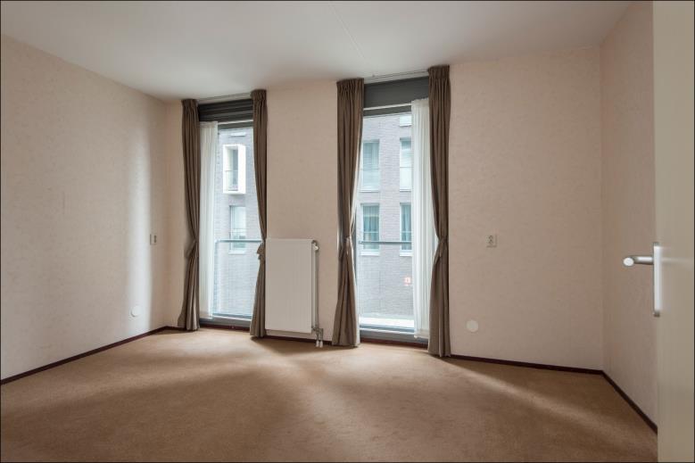 In het hele appartement ligt vloerbedekking, de wanden zijn voorzien van behang en de plafonds zijn gespoten.