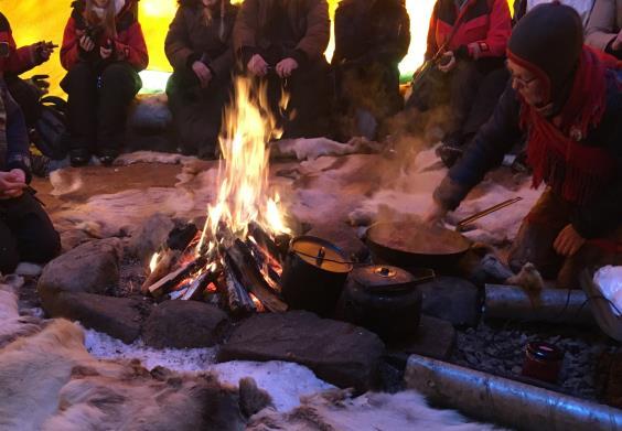 Na de lunch in de lávvu wordt de reis verdergezet om in de namiddag in het Icehotel aan te komen.