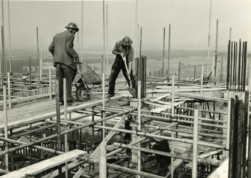 De Poldertoren in aanbouw