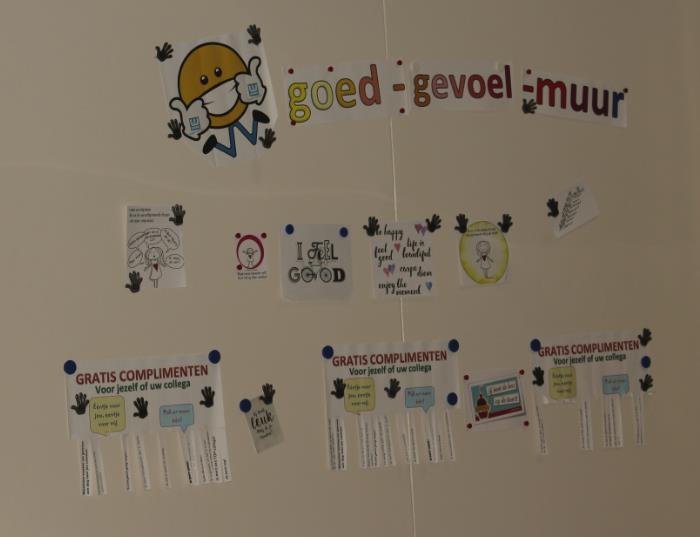 Een GOED GEVOEL-muur - Scheurkalender met complimentjes - Cartoons gelinkt aan het werk -