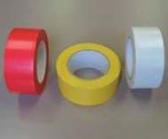 jes, contrasterende ballen, felgekleurde tape voor het markeren van bijvoorbeeld toestellen en afzetpunten en een mixmax band of een afzetlint.