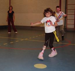 - Korfbalpaal bij op-/afstapplaatsen. - Breed balanceervlak en lagere kast. - Liever één arm laten gebruiken voor het vasthouden. De andere arm kan evt. balansverstoringen corrigeren.