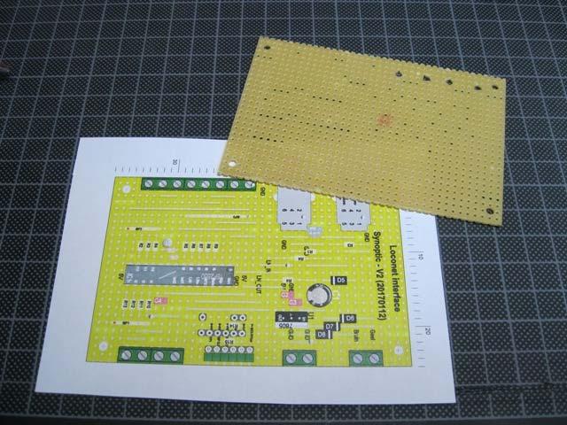 Elektronische schakelingen met strokenprint. Deel 4 Nu de onderkant van de print klaar is, kunnen we met de bovenkant beginnen. De werkwijze is een beetje gelijklopend als die van het sjabloon.