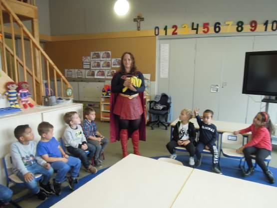 De kinderen mogen dan lekker in de hoeken spelen en met de materialen van de kleuters.