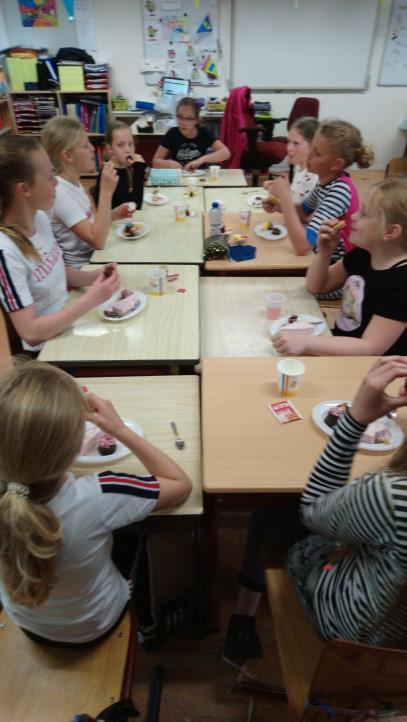 Volgende week dinsdag (22 mei) gaat "red je vriendje" (survival zwemmen) van start, de kinderen moeten meenemen: schoenen, een lange broek en een shirt met lange mouwen. Dit geldt voor alle lessen.