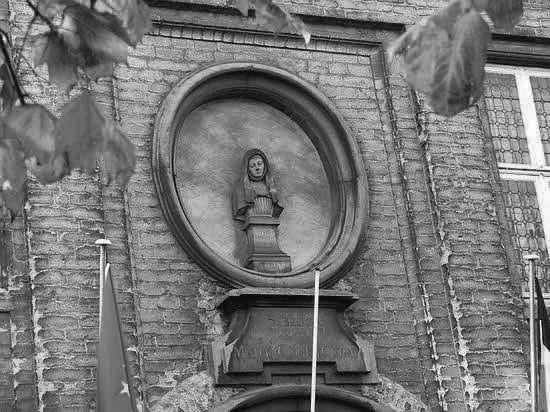Het beeld van de Heilige Begga boven de 18de-eeuwse begijnhofpoort in Turnhout.