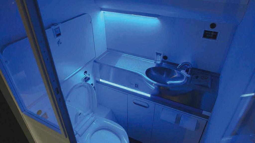 ONTWIKKELINGEN Door: Ruud Vos - Foto: The Boeing Company STANK TE LIJF MET UV-LICHT Ingenieurs en ontwerpers van Boeing hebben een prototype ontwikkeld voor een zelfreinigend toilet.