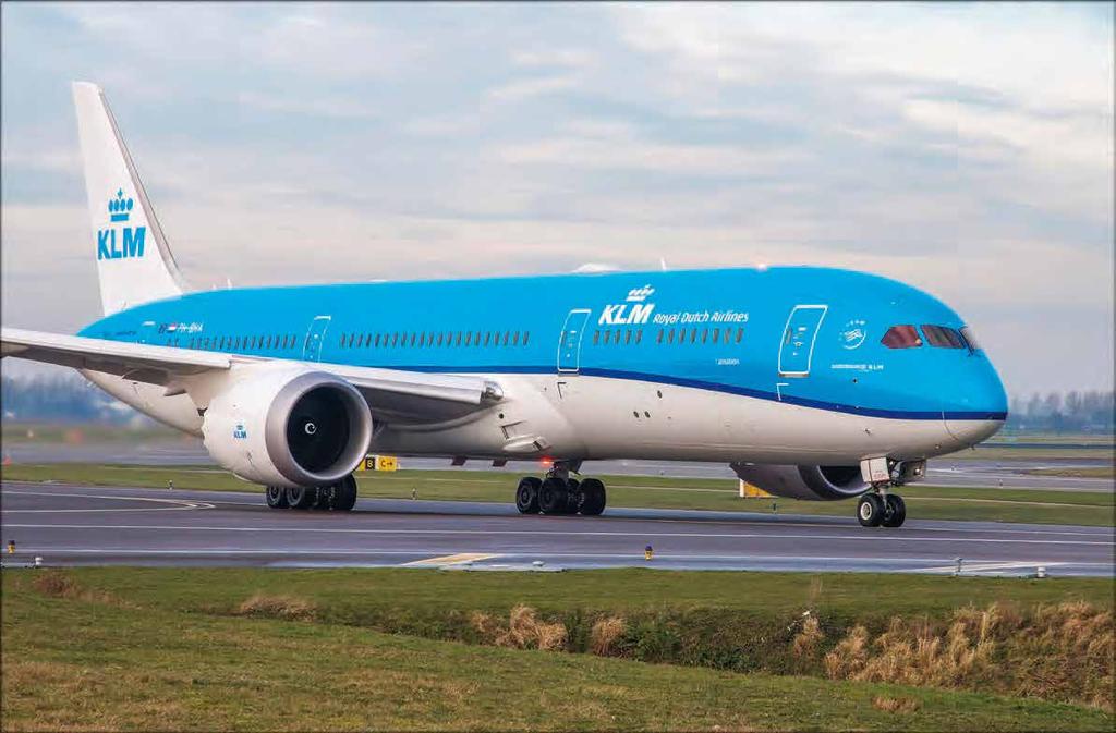 GESPOT OP SCHIPHOL Door: Dennis Jonkers De eerste van de momenteel vier aan KLM afgeleverde Boeing 787-900 Dreamliners, de PH-BHA.