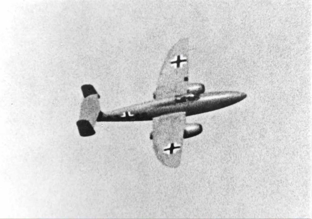 De He 280 V3 na haar noodlanding op 31 juli 1943. Het licht beschadigde toestel vloog alweer na drie dagen. De He 280 V2 landt na de eerste vlucht op 30 maart 1941.