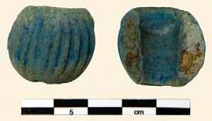 Vergelijkbare kraaltjes zijn onder andere aangetroffen in de vicus van Asberg 12 en bij een Romeins huisplattegrond in Schiedam die dateert uit