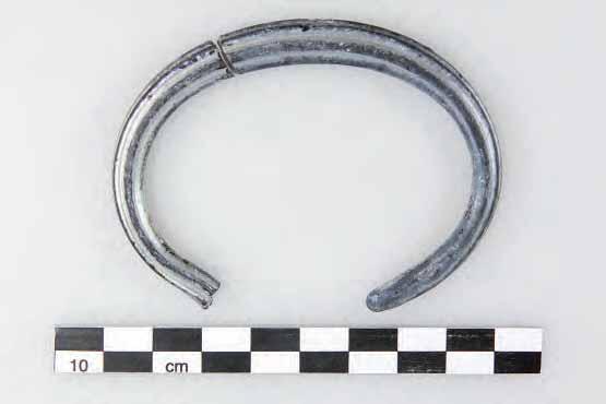 , bevestigt het Romeinse karakter van de armband. Afb. 9.3: Glazen armband uit waterput 10 (S1001). Kuil S 1030 dateert uit het laatste kwart van de tweede eeuw.