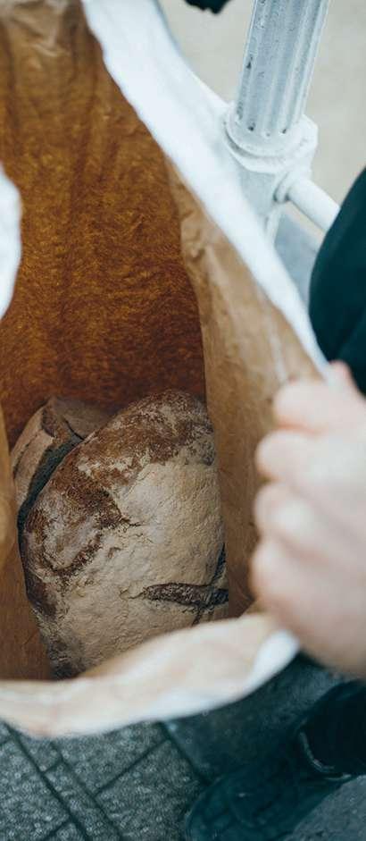 MAATSCHAPPIJ Brood Bij onze buren van Food Hub halen we het oude brood op.