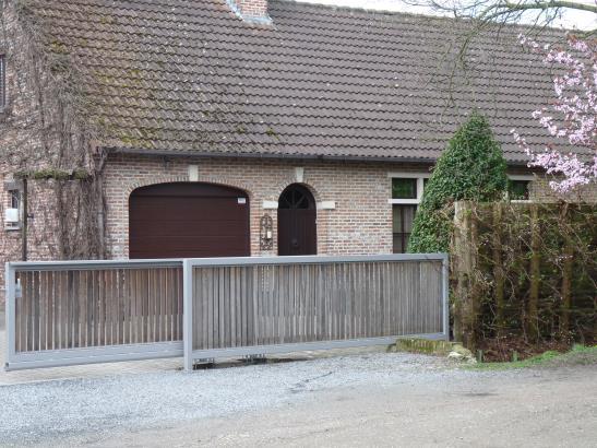 Indien je hier goed blijft volgen, kom je voorbij de oude taverne t Fonteyntje. Rij hier rechtdoor, volg de Schotelveldstraat tot je rechtsaf kan slaan in de Beukenhofstraat.