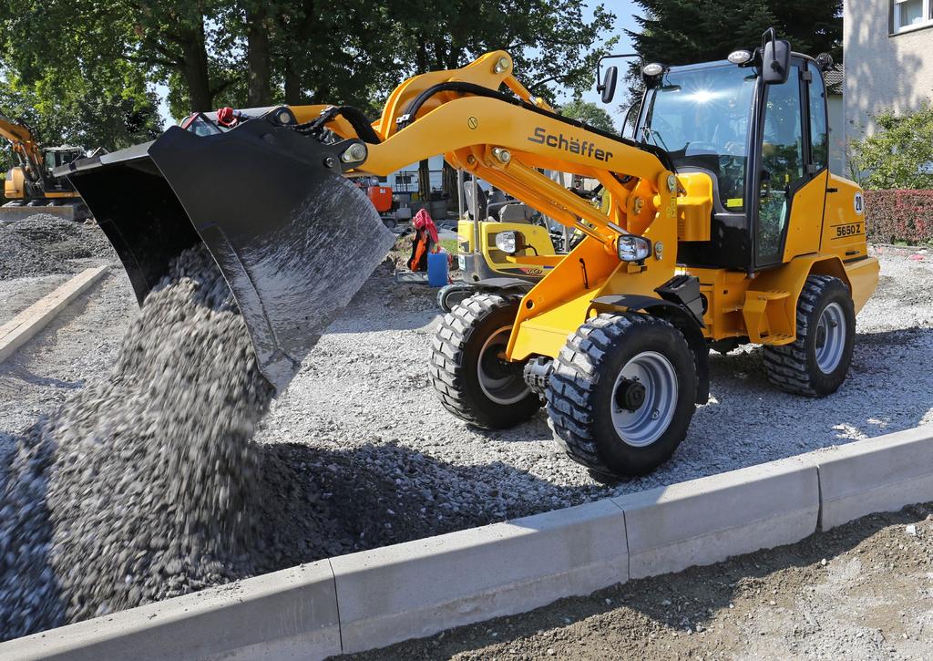 SCHÄFFER 5650 Z MAXIMALE EFFICIËNTIE DOOR GEAVANCEERDE TECHNOLOGIE De nieuwe 5650 Z met Z kinematic: een topper in de 0,8m³ klasse Deze nieuwe knikwiellader is uitgerust met een krachtige Kubota