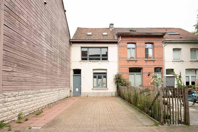 Te renoveren woning met 2 slaapkamers en koer De woning bevindt zich in een rustige, doodlopende steeg vlakbij het Rivierenhof in Deurne en is volledig te renoveren.