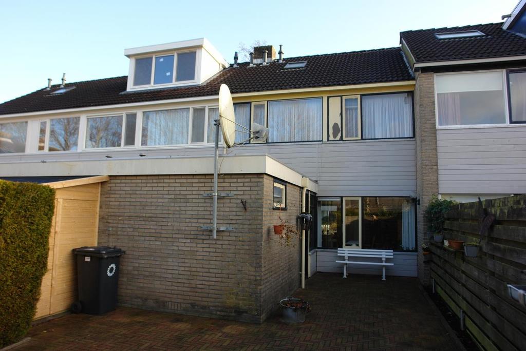 Hunze 234, 9204 BX Drachten Aan een mooi besloten hofje met speelplantsoen in het midden staat deze eenvoudige maar nette tussenwoning met aangebouwde bijkeuken/berging.