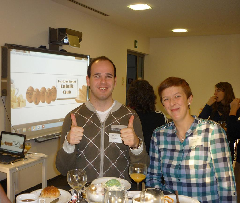 Nieuwe medewerkers Carl Ingels (links) en Sofie Vastenavondt tijdens de ontbijtsessie In 2011 hebben we de competenties gekoppeld aan een te verwachten niveau.