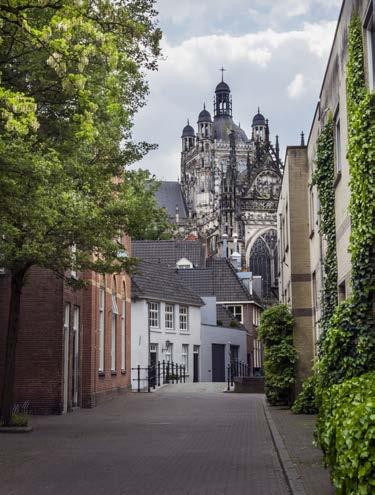 stadswal. S-HERTOGENBOSCH PROEF DE STAD s-hertogenosch is een stad waar het leen elke dag wordt geierd.