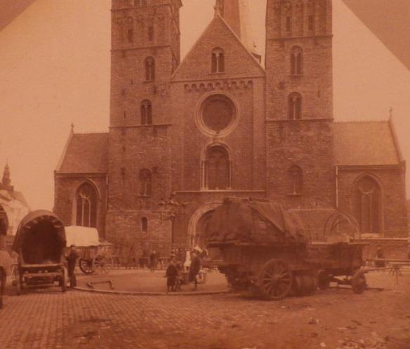 De linkerwesttoren heeft een eind 19de-eeuwse gerestaureerde bekroning. De vorm van deze toren werd sterk beïnvloed door de Doornikse kathedraal.