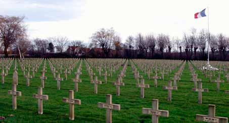 ZONNEBEKE HERINNERT Duitse begraafplaats Langemark Franse begraafplaats Saint-Charles de Potyze Op de begraafplaats Saint-Charles de Potyze rusten meer dan 4.000 Franse soldaten.