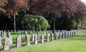De naam Studentenfriedhof verwijst naar het grote aantal studenten onder de vrijwilligers. Achter de monumentale poort rusten ruim 44.000 soldaten, van wie bijna 25.000 in een massagraf.