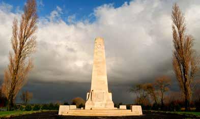 Het was de enige weg die een beetje toegankelijk was in het modderige landschap. Deze weg vormt de fysieke verbinding tussen het MMP1917 en CWGC Tyne Cot Cemetery.