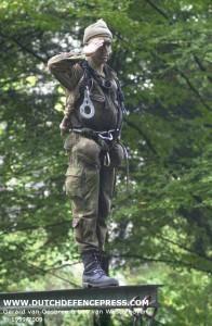 Sneltrein: Tijdens de Algemene Militaire Opleiding (AMO) wordt de spijkerbroeken de basis militaire vaardigheden aangeleerd.