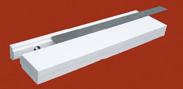 Tweezijdig te gebruiken afzetbalk, inclusief oefenplank. Van beton met aluminium wanden.