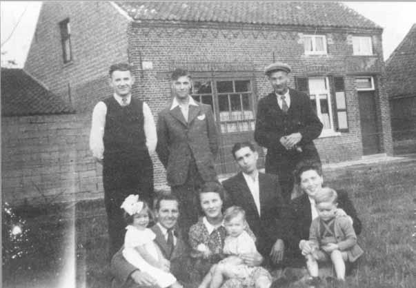 Het XXste transport op weg naar Auschwitz (april 1943) lies maar van dennenhout. De trein vertraagde, ik sprong en de trein stopte. Schoten woest gebrul van Duitsers.