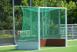 De netbeugels zijn geschikt voor vrije netophanging, zodat er geen gevaar is voor terugkerende hockeyballen.