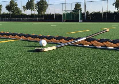 Het touw zorgt ervoor dat hockeyballen worden tegengehouden en reduceert de balsnelheid.