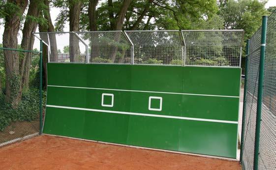 SCHEIDSRECHTERSTOEL VOOR TENNIS Scheidsrechterstoel voor tennis (inklapbaar), inclusief schrijftafel.
