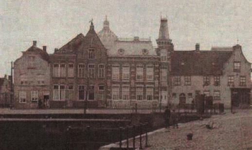 KADE 7. Kade 6 Voormalige woning van suikerfabrikant Pieter Daverveldt uit ca 1895 is mogelijk naar ontwerp van Van Genk uit Bergen op Zoom.
