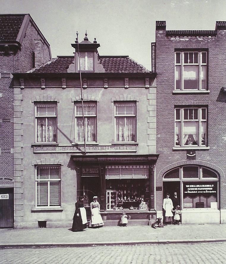 MARKT 14. Markt 37 Van oorsprong dateert dit woonhuis uit ca 1635. Begin negentiende eeuw werd in het pand een bakkerij met bakkerswinkel in gevestigd die in 1891 door Bernardus P.