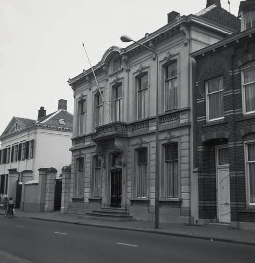 STE. BERNAERTSSTRAAT 22. Ste. Bernaertsstraat 6 Dit herenhuis met koetshuis is gebouwd in 1880 voor Henri Berends, burgemeester van Oudenbosch, naar ontwerp van architect Petrus J. van Genk.
