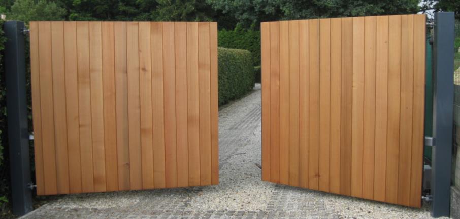 Draaipoorten met hout- of composietvulling - VPP 2018/2 Deze poort is een vrijdragende constructie, gemonteerd op palen die bevestigd worden in een betonfundering zonder bijkomende